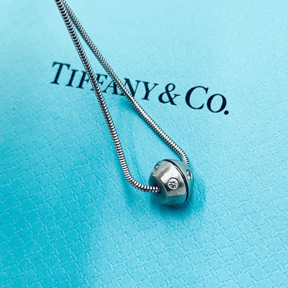 🤩SALE🤩Tiffany 18k diamond necklace - Picture 2 of 4